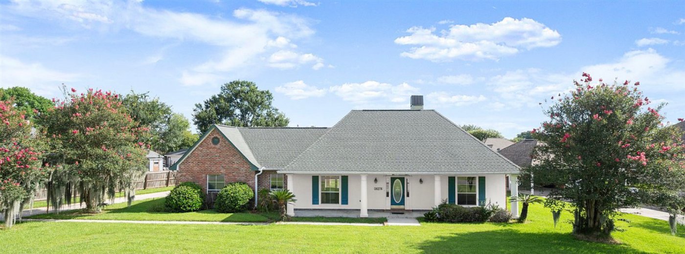 The same home with a clean roof after cleaning